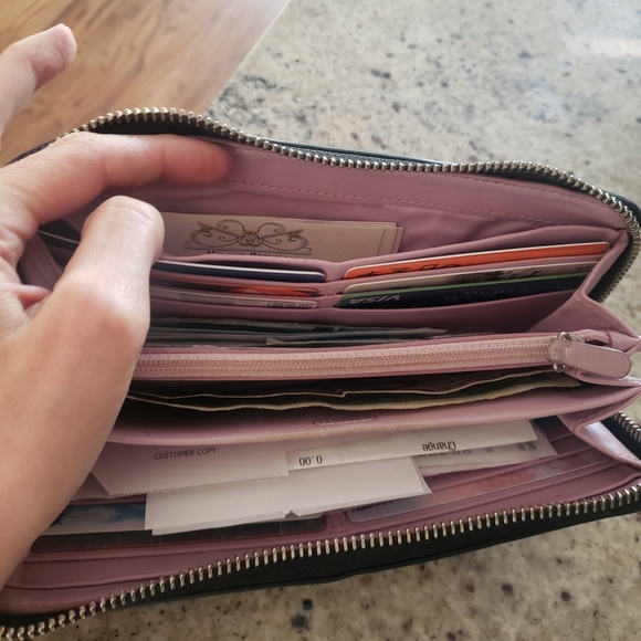 Limited edition Coach wallet with classic coach emblem- needs new zipper - Picture 4 of 4